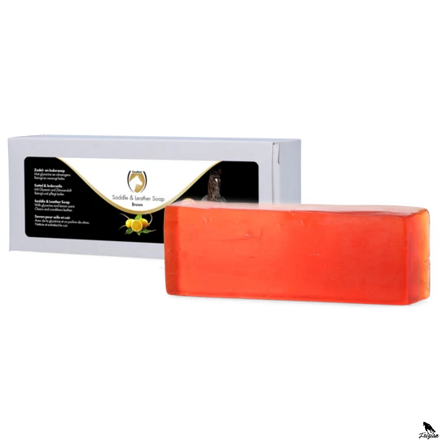 Používání čističů na kůži pro sedla a uzdy koní