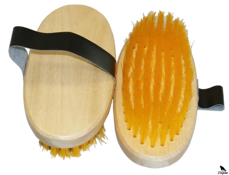 Koňský kartáč barevný s řemínkem