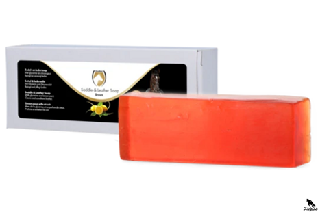 Používání čističů na kůži pro sedla a uzdy koní